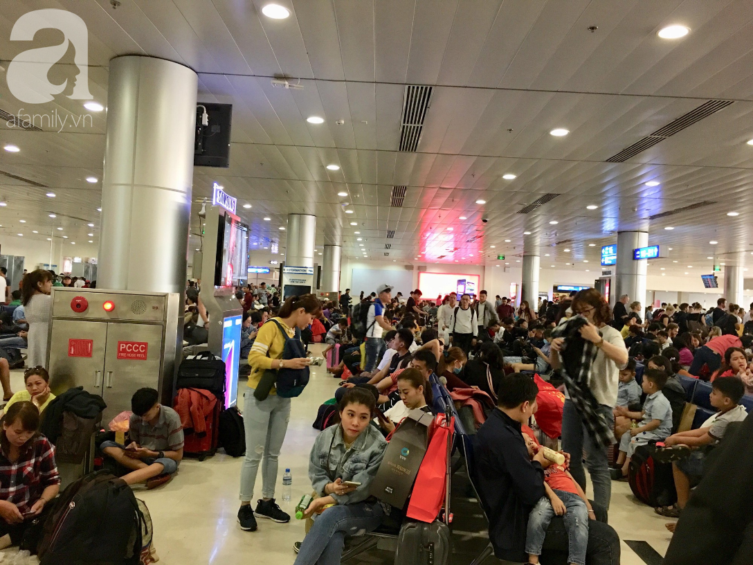 Chiều tối 30 Tết, hàng ngàn người nằm vật vờ tại sân bay Tân Sơn Nhất, mong không delay để về đón giao thừa - Ảnh 14.
