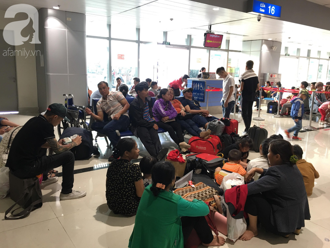 Chiều tối 30 Tết, hàng ngàn người nằm vật vờ tại sân bay Tân Sơn Nhất, mong không delay để về đón giao thừa - Ảnh 13.