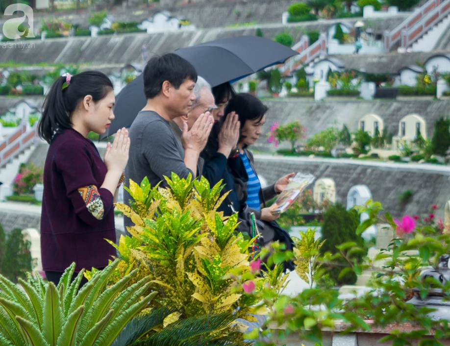 Người dân nô nức tảo mộ mời tổ tiên về đón Tết cùng gia đình ngày 30 Tết - Ảnh 3.