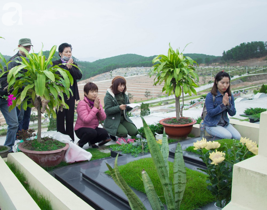 Người dân nô nức tảo mộ mời tổ tiên về đón Tết cùng gia đình ngày 30 Tết - Ảnh 6.