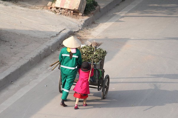 Cô bé giúp mẹ là công nhân vệ sinh đẩy xe rác ngày mùng 2 Tết khiến MXH ấm lòng và sự thật đằng sau - Ảnh 5.