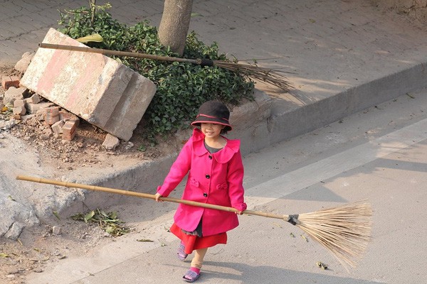 Cô bé giúp mẹ là công nhân vệ sinh đẩy xe rác ngày mùng 2 Tết khiến MXH ấm lòng và sự thật đằng sau - Ảnh 4.