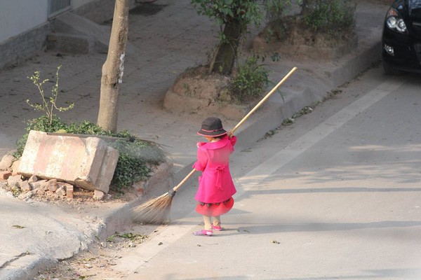 Cô bé giúp mẹ là công nhân vệ sinh đẩy xe rác ngày mùng 2 Tết khiến MXH ấm lòng và sự thật đằng sau - Ảnh 2.