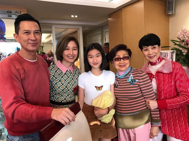 Vợ chồng Trương Gia Huy – Quan Vịnh Hà đăng hình chúc Tết, nhưng con gái 13 tuổi mới là tâm điểm chú ý - Ảnh 1.
