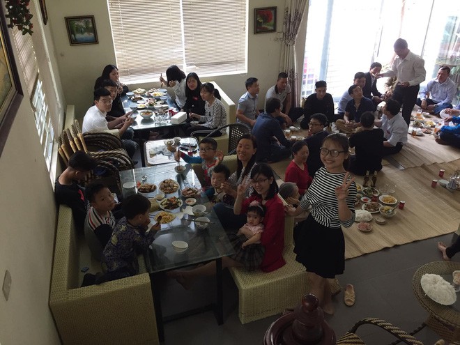 Đây sẽ là hình ảnh của những đại gia đình Tết với số lượng người sum họp đông đảo nhất từ trước đến nay. Những nụ cười tươi tắn, niềm vui sảng khoái và cảm xúc đong đầy của mỗi thành viên sẽ giúp cho bạn đắm chìm trong không khí Tết đầy ấm áp của đại gia đình Việt Nam.