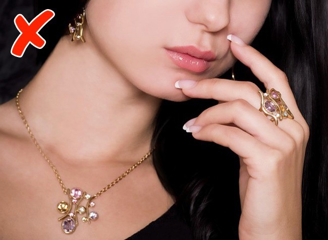 Năm 2019 rồi, chị em hãy biết mà tránh 6 lỗi trang phục khiến người mặc già đi cả chục tuổi này - Ảnh 4. Năm 2019 rồi, chị em hãy biết mà tránh 6 lỗi trang phục khiến người mặc già đi cả chục tuổi này - Ảnh 4.