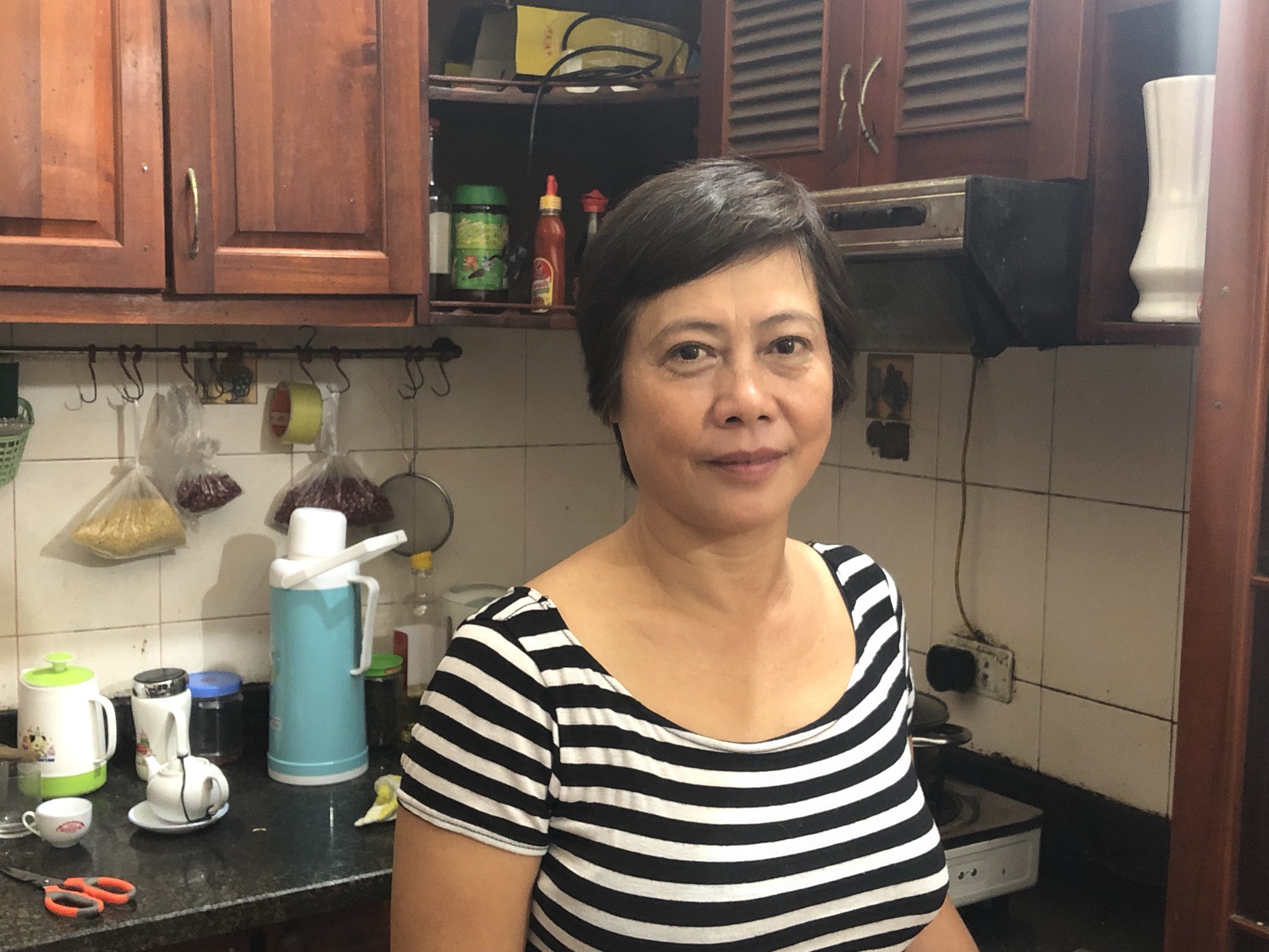 Cuộc sống c&ocirc; độc ở tuổi 56 của c&ocirc; Lan phim Mảnh đời của Huệ: Ở nh&agrave; thu&ecirc; 20m2 vẫn nu&ocirc;i 17 th&uacute; cưng - Ảnh 1.