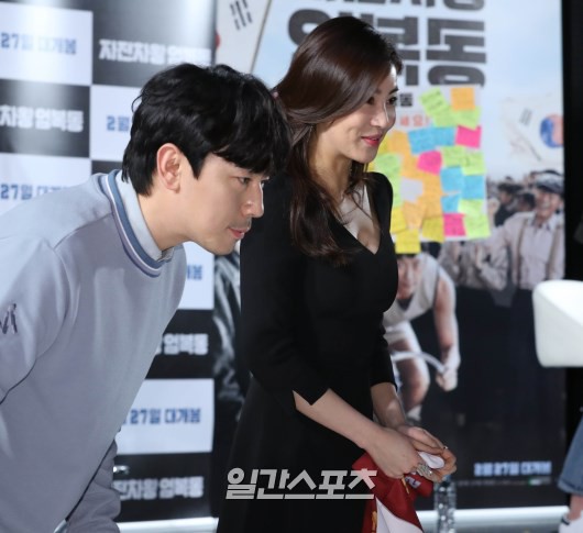 Bi Rain chính thức xuất hiện với đầu xù mì, bạn gái cũ Hyun Bin liên tục cúi người khoe vòng 1 đẫy đà  - Ảnh 7.
