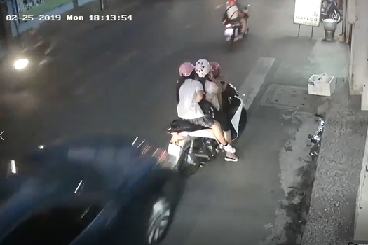 Clip: Dừng xe máy bên đường nghe điện thoại, người phụ nữ và 2 bé gái bị ô tô đi phía sau đâm văng xuống đường - Ảnh 2.