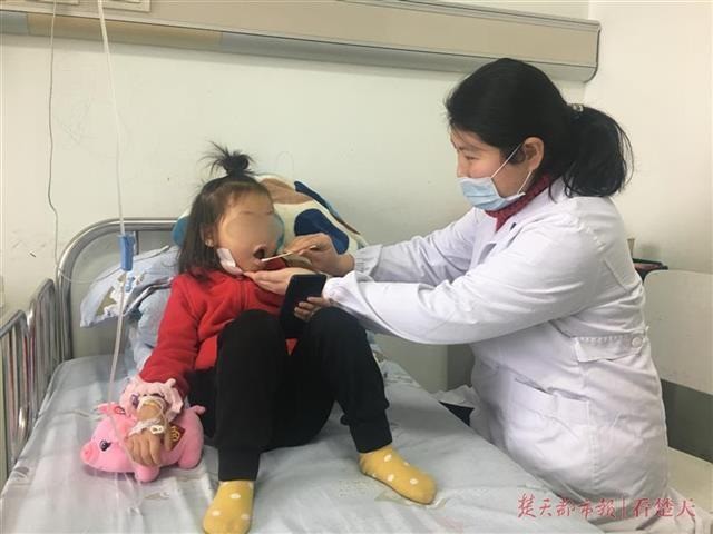 Con gái 4 tuổi ngáy to và khó thở, mẹ đưa đến bệnh viện kiểm tra thì phát hiện căn bệnh nguy hiểm mà nhiều phụ huynh không để ý - Ảnh 1.