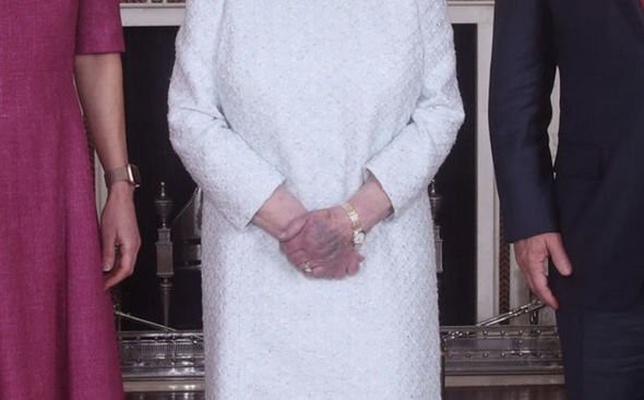 Nữ hoàng Anh bất ngờ để lộ đôi bàn tay bất thường gây xôn xao cộng đồng mạng, Công nương Kate hồi đáp chuyện mang thai con thứ 4 - Ảnh 2.