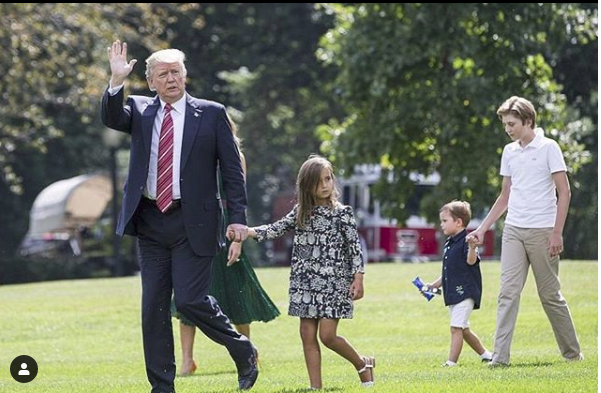 Không chỉ điển trai, tài giỏi xuất chúng, hoàng tử Nhà trắng Barron Trump còn có khả năng chơi đùa với trẻ em cực ngọt - Ảnh 2.