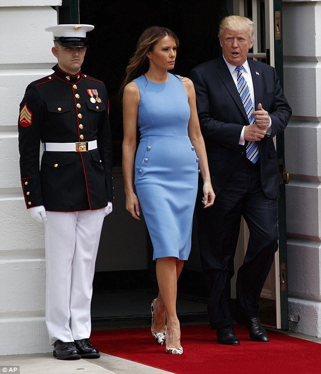 Phu nhân Tổng thống Mỹ - bà Melania Trump vẫn mặc đầm ôm sát bất chấp cả việc lộ nhược điểm vóc dáng - Ảnh 2. Phu nhân Tổng thống Mỹ - bà Melania Trump vẫn mặc đầm ôm sát bất chấp cả việc lộ nhược điểm vóc dáng - Ảnh 2.