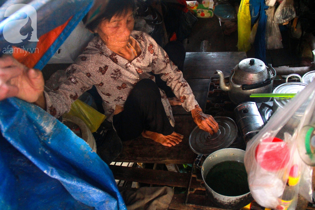 Giấc mơ gần nửa thế kỉ của xóm chài nghèo giữa Sài Gòn: Muốn lên bờ sống nốt những ngày tháng cuối đời - Ảnh 8.