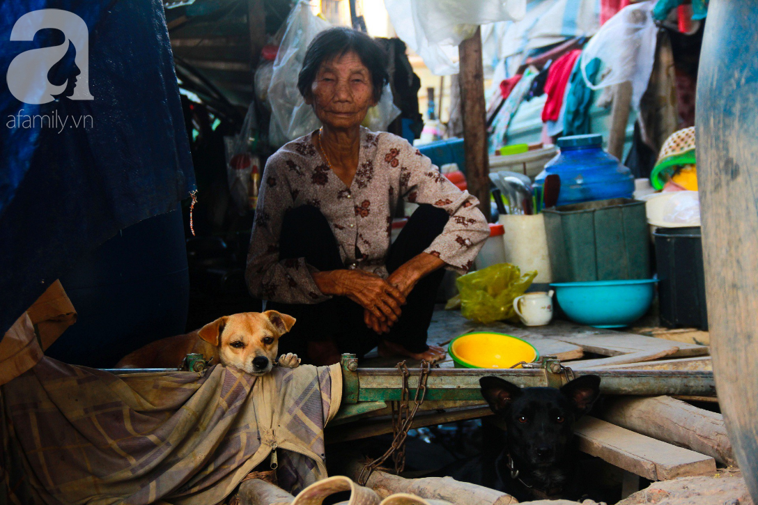 Giấc mơ gần nửa thế kỉ của xóm chài nghèo giữa Sài Gòn: Muốn lên bờ sống nốt những ngày tháng cuối đời - Ảnh 2.
