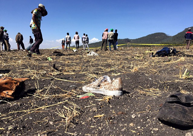 Vụ máy bay Ethiopia rơi: Hiện trường thảm khốc thi thể nạn nhân nằm la liệt, người thân hành khách gục ngã khi nghe tin dữ - Ảnh 2.