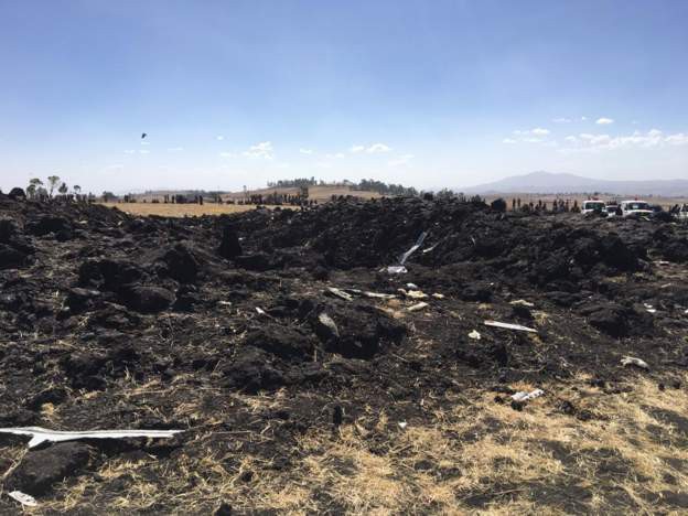 Vụ máy bay Ethiopia rơi: Hiện trường thảm khốc thi thể nạn nhân nằm la liệt, người thân hành khách gục ngã khi nghe tin dữ - Ảnh 4.