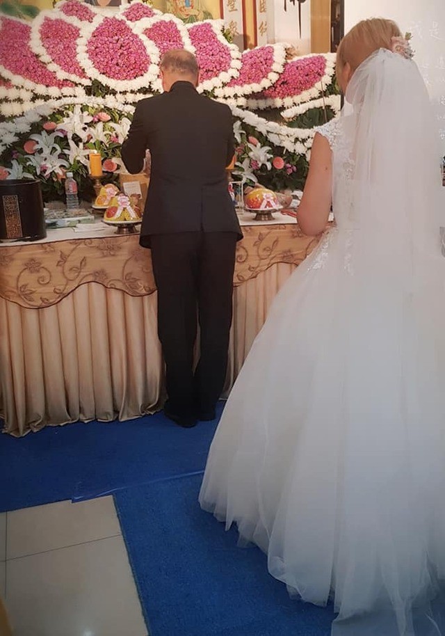 Vị hôn phu qua đời trước đám cưới, người phụ nữ đeo nhẫn bằng giấy và mặc áo cô dâu trong tang lễ khiến ai cũng xót xa - Ảnh 5.