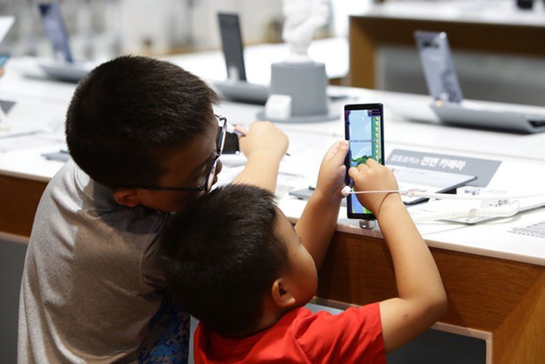 Thêm một nghiên cứu phát hiện tác hại của việc nhìn màn hình điện tử quá nhiều có thể khiến trẻ chậm phát triển - Ảnh 1.