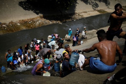 Xót xa cảnh người dân Venezuela đổ xô đi hứng nước cống về dùng do mất điện kéo dài - Ảnh 2.