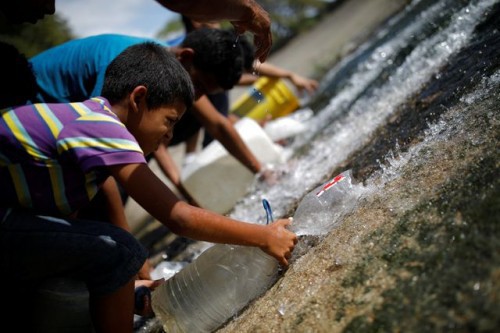 Xót xa cảnh người dân Venezuela đổ xô đi hứng nước cống về dùng do mất điện kéo dài - Ảnh 3.