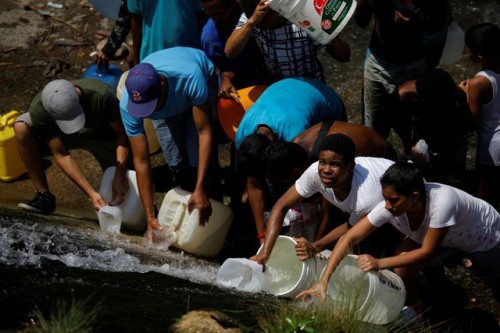 Xót xa cảnh người dân Venezuela đổ xô đi hứng nước cống về dùng do mất điện kéo dài - Ảnh 6.