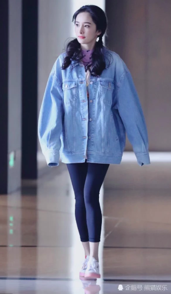 Dương Mịch xuất hiện cực kỳ trẻ trung sau tin mang thai nhưng cư dân mạng chỉ chú ý tới vòng 2 sau lớp áo - Ảnh 2. Dương Mịch xuất hiện cực kỳ trẻ trung sau tin mang thai nhưng cư dân mạng chỉ chú ý tới vòng 2 sau lớp áo - Ảnh 2.