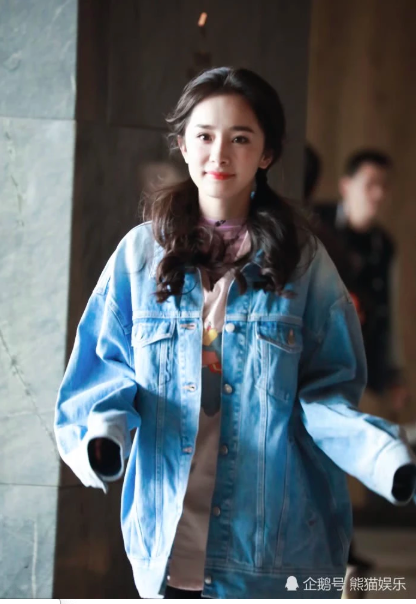 Dương Mịch xuất hiện cực kỳ trẻ trung sau tin mang thai nhưng cư dân mạng chỉ chú ý tới vòng 2 sau lớp áo - Ảnh 3. Dương Mịch xuất hiện cực kỳ trẻ trung sau tin mang thai nhưng cư dân mạng chỉ chú ý tới vòng 2 sau lớp áo - Ảnh 3.