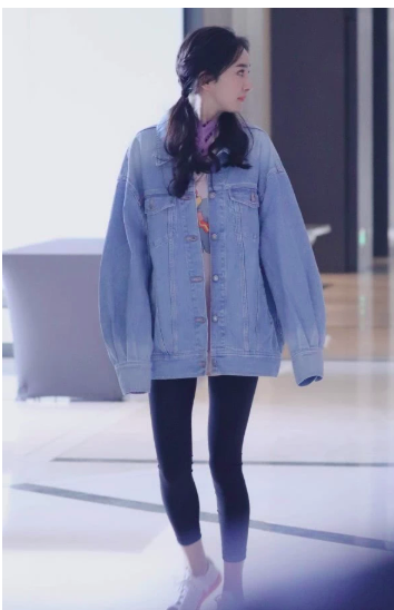 Dương Mịch xuất hiện cực kỳ trẻ trung sau tin mang thai nhưng cư dân mạng chỉ chú ý tới vòng 2 sau lớp áo - Ảnh 5. Dương Mịch xuất hiện cực kỳ trẻ trung sau tin mang thai nhưng cư dân mạng chỉ chú ý tới vòng 2 sau lớp áo - Ảnh 5.