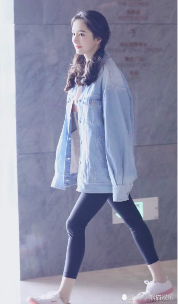 Dương Mịch xuất hiện cực kỳ trẻ trung sau tin mang thai nhưng cư dân mạng chỉ chú ý tới vòng 2 sau lớp áo - Ảnh 6. Dương Mịch xuất hiện cực kỳ trẻ trung sau tin mang thai nhưng cư dân mạng chỉ chú ý tới vòng 2 sau lớp áo - Ảnh 6.