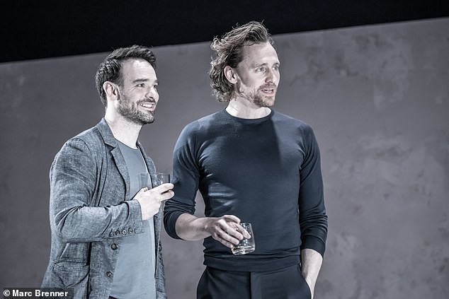Sốc với hình ảnh tàn tạ, già nua không thể ngờ của “Loki” Tom Hiddleston trong sự kiện - Ảnh 2.