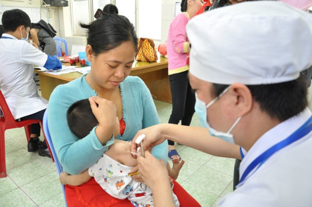 Cha mẹ tẩy chay vắc xin khiến nhiều trẻ mắc sởi phải nhập viện điều trị - Ảnh 2.