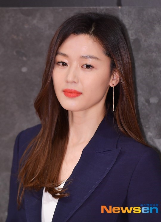 Đã thành bà mẹ 2 con, mợ chảnh Jeon Ji Hyun vẫn gây náo loạn trung tâm thương mại vì nhan sắc đỉnh cao - Ảnh 4. Đã thành bà mẹ 2 con, mợ chảnh Jeon Ji Hyun vẫn gây náo loạn trung tâm thương mại vì nhan sắc đỉnh cao - Ảnh 4.