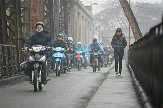 Không khí lạnh tràn về, Hà Nội thấp nhất 18 độ C, có mưa và mưa rào - Ảnh 1.