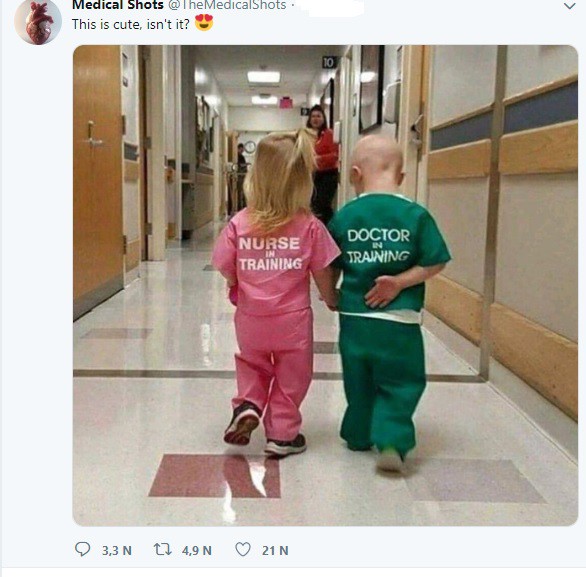 Bức ảnh gây tranh cãi nhất MXH mấy ngày qua: Dòng chữ đằng sau áo hai đứa bé và dân mạng bức xúc khi cho đó là sự phân biệt giới tính - Ảnh 1.
