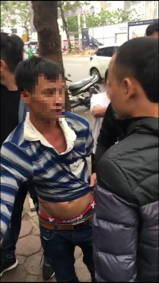 Sự thật vụ nghi bắt cóc trẻ em ở Hà Nội: Người đàn ông chỉ bế đứa trẻ để dỗ vì thấy cháu khóc - Ảnh 1.