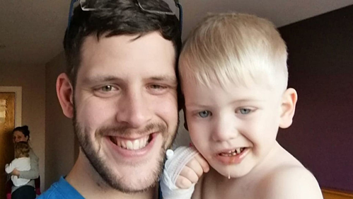 Bé trai 3 tuổi được phát hiện mắc ung thư não chỉ sau một nụ cười nhếch mép - Ảnh 1.