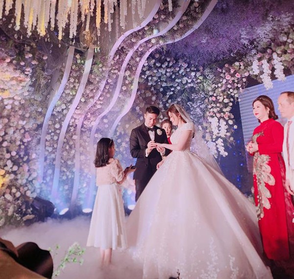 Lác mắt ngắm ’con nhà giàu’ Trinh Hoàng như nàng công chúa trong chiếc váy cưới thiết kế lộng lẫy mất hơn 6 tháng để hoàn thành - Ảnh 1. Lác mắt ngắm ’con nhà giàu’ Trinh Hoàng như nàng công chúa trong chiếc váy cưới thiết kế lộng lẫy mất hơn 6 tháng để hoàn thành - Ảnh 1.
