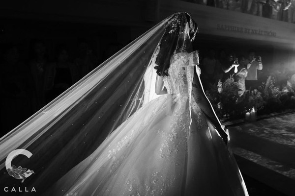 Lác mắt ngắm ’con nhà giàu’ Trinh Hoàng như nàng công chúa trong chiếc váy cưới thiết kế lộng lẫy mất hơn 6 tháng để hoàn thành - Ảnh 8. Lác mắt ngắm ’con nhà giàu’ Trinh Hoàng như nàng công chúa trong chiếc váy cưới thiết kế lộng lẫy mất hơn 6 tháng để hoàn thành - Ảnh 8.