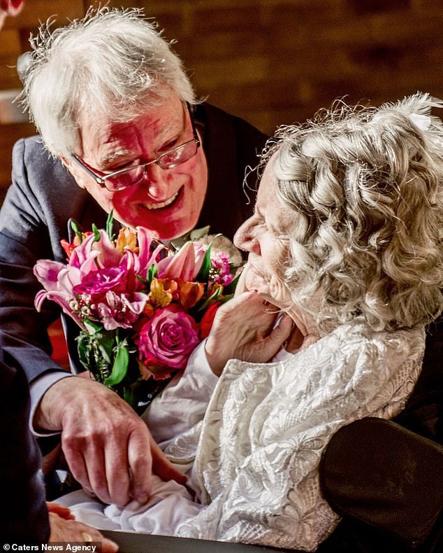 Cầu hôn mỗi năm 1 lần suốt hơn 40 năm, cuối cùng cụ ông cũng được người yêu ngỏ lời ngược lại ở tuổi thất thập cổ lai hy - Ảnh 5.