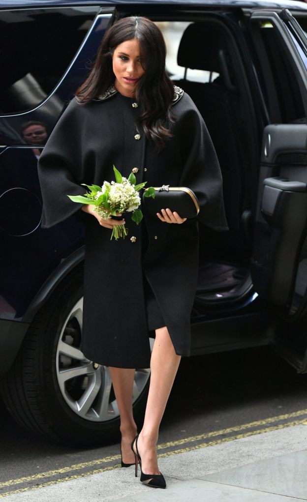 Mang thai tháng cuối, chân phù nề nhưng Meghan Markle vẫn quyết không làm mình xấu bằng cách này - Ảnh 3. Mang thai tháng cuối, chân phù nề nhưng Meghan Markle vẫn quyết không làm mình xấu bằng cách này - Ảnh 3.