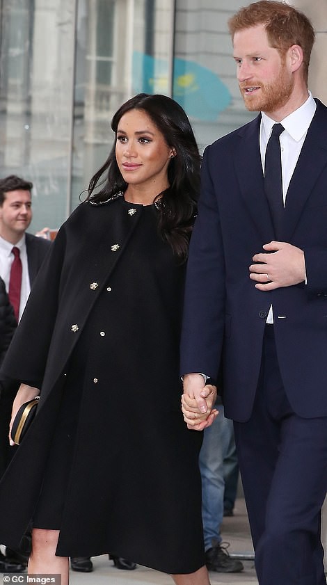 Mang thai tháng cuối, chân phù nề nhưng Meghan Markle vẫn quyết không làm mình xấu bằng cách này - Ảnh 2. Mang thai tháng cuối, chân phù nề nhưng Meghan Markle vẫn quyết không làm mình xấu bằng cách này - Ảnh 2.