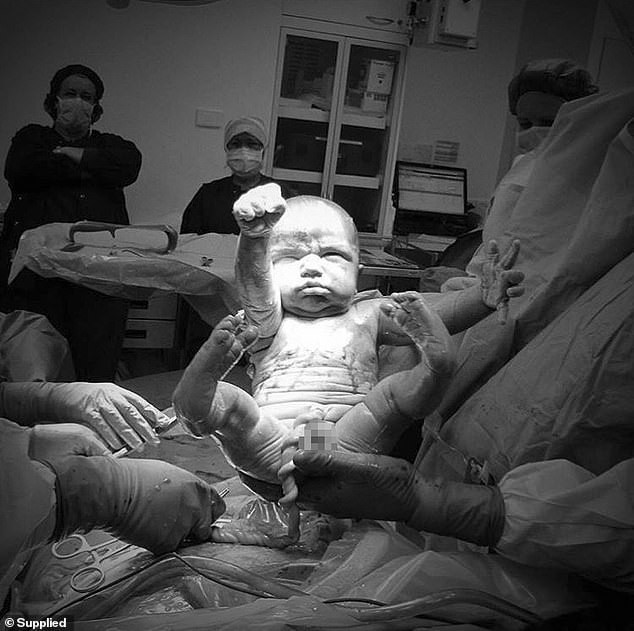 Em bé gây sốt cộng đồng mạng khi vừa chào đời đã biết tạo dáng khí thế để chụp hình  - Ảnh 1.