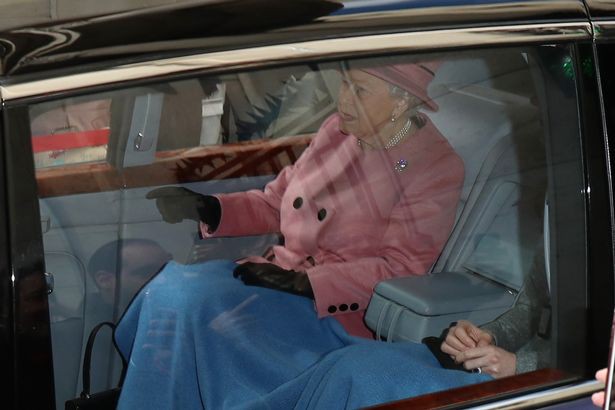 Công nương Kate một mình tháp tùng Nữ hoàng Anh đi dự sự kiện, vượt mặt em dâu Meghan trong chuyến đi tương tự ở một loạt điểm này - Ảnh 3.