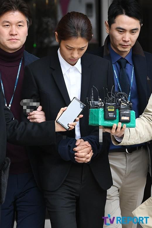 Nóng: Jung Joon Young bị trói, còng tay áp giải đến phòng giam tại đồn cảnh sát  - Ảnh 2.