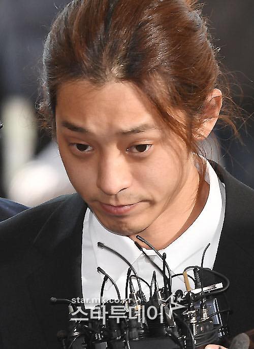 Jung Joon Young xuất hiện tiều tụy tại tòa án, bật khóc hối hận nhưng ai cũng bức xúc trước hành động này - Ảnh 3.
