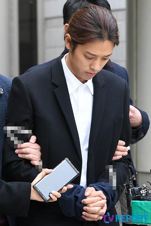 Nóng: Jung Joon Young bị trói, còng tay áp giải đến phòng giam tại đồn cảnh sát  - Ảnh 5.