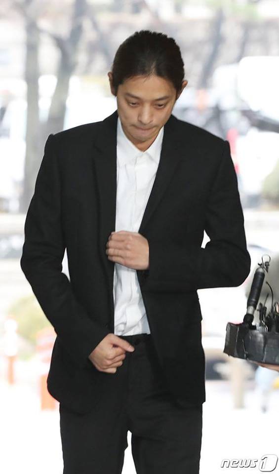 Jung Joon Young xuất hiện tiều tụy tại tòa án, bật khóc hối hận nhưng ai cũng bức xúc trước hành động này - Ảnh 6.
