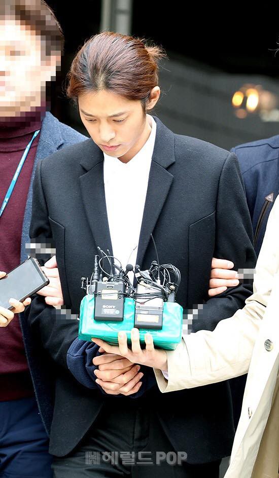Nóng: Jung Joon Young bị trói, còng tay áp giải đến phòng giam tại đồn cảnh sát  - Ảnh 11.