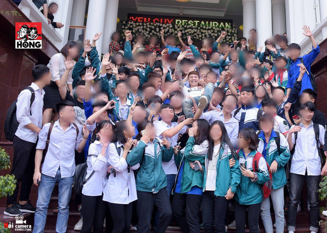 H&igrave;nh ảnh phụ huynh n&ecirc;n lo ngại: Cả d&agrave;n học sinh mặc đồng phục nh&agrave; trường h&aacute;o hức đ&oacute;n d&acirc;n chơi Kh&aacute; Bảnh - Ảnh 4.